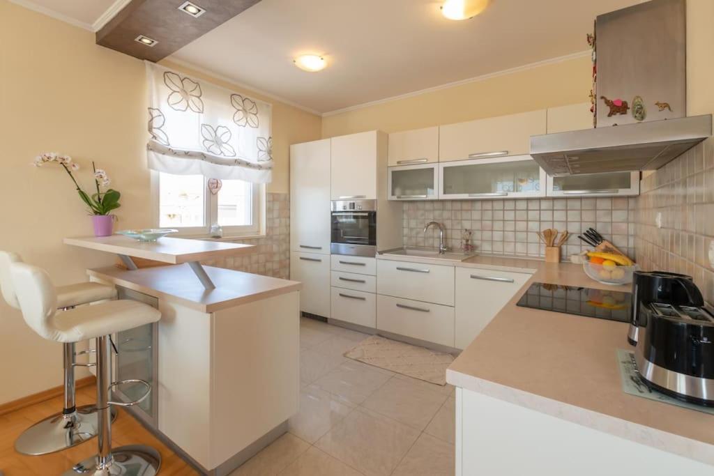 Sea View- Spacious Apartment With Shared Pool スプリト エクステリア 写真