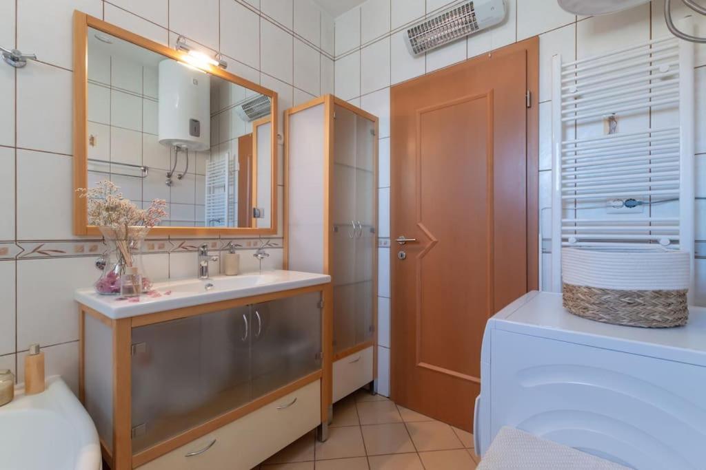 Sea View- Spacious Apartment With Shared Pool スプリト エクステリア 写真