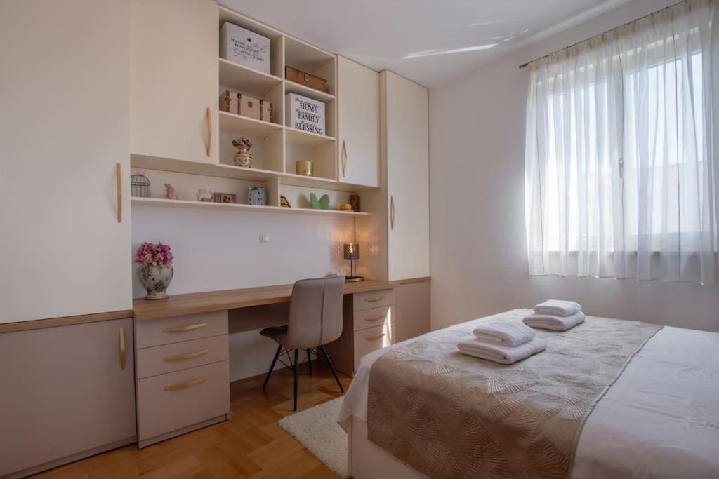 Sea View- Spacious Apartment With Shared Pool スプリト エクステリア 写真