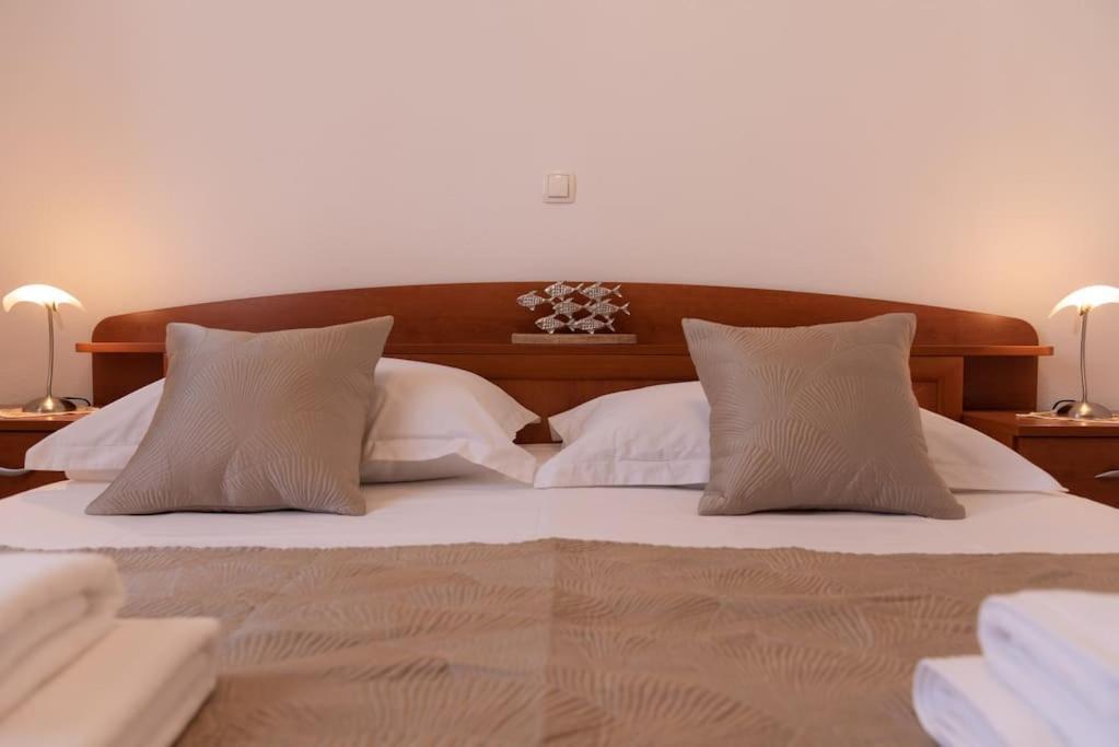 Sea View- Spacious Apartment With Shared Pool スプリト エクステリア 写真
