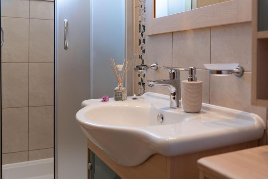 Sea View- Spacious Apartment With Shared Pool スプリト エクステリア 写真