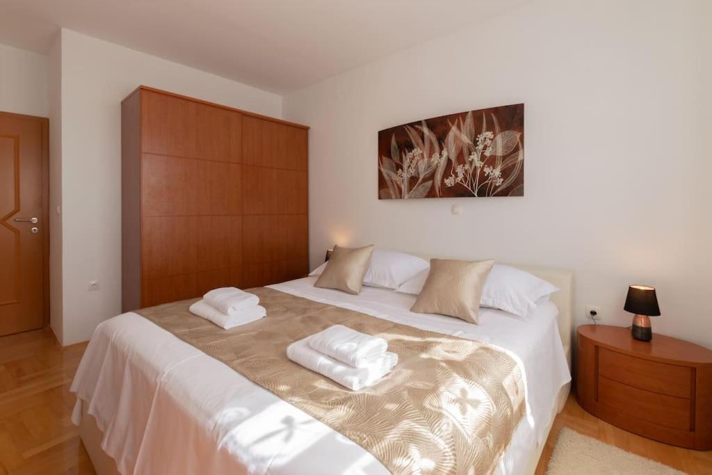 Sea View- Spacious Apartment With Shared Pool スプリト エクステリア 写真