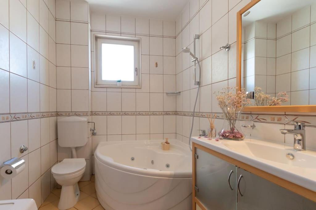 Sea View- Spacious Apartment With Shared Pool スプリト エクステリア 写真